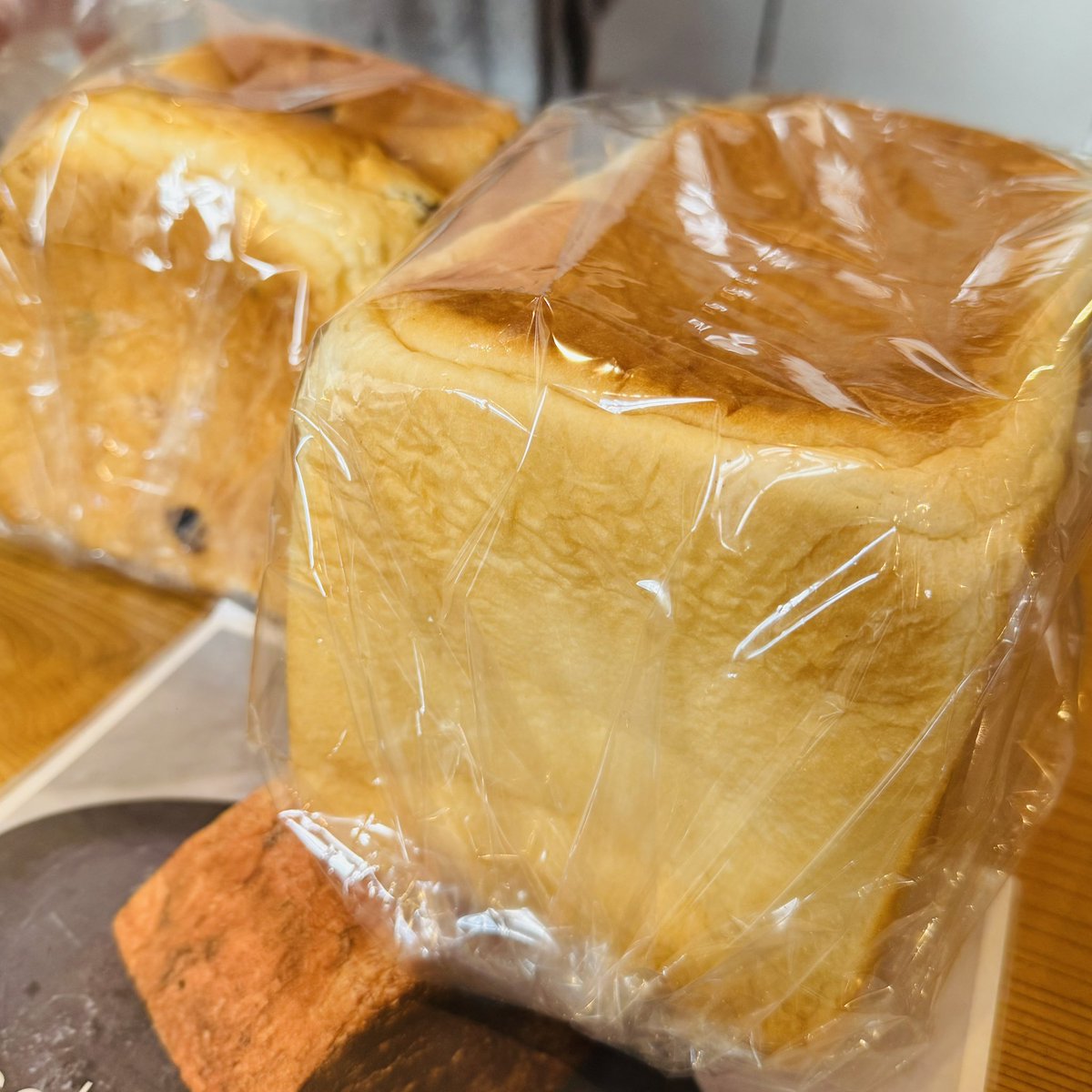 helloyukatty78's tweet photo. @馬車道 Toaster 高匠
私が1番大好きな食パン🍞✨
売ってるところが少なすぎて泣ける😭
バターの香りがしてきめ細かくて本当美味しいから横浜方面行ったら買いだめして冷凍庫に常備🍞❄️今回はレーズン食パン買ったけどこれもまた美味しかった🍇
#高級食パン #高匠 #パン好き https://t.co/aRds6rBw5l