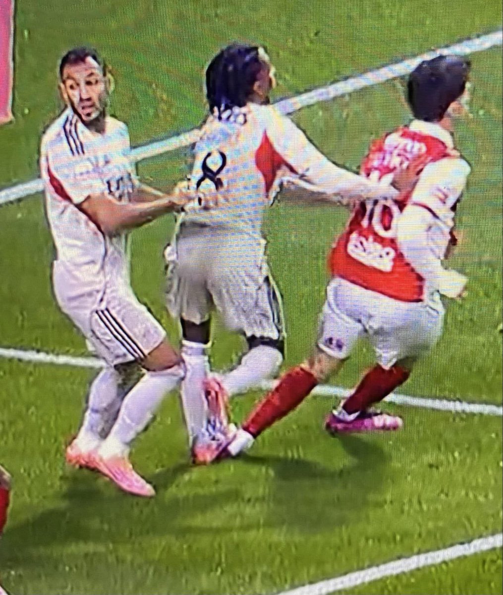 Este lance, dentro da área do Benfica, não foi falta. Nem árbitro, nem VAR. Ninguém viu. Ou não quis ver. No lance do 0-1, há falta clara sobre o Moutinho. Ninguém viu. Ou não quis ver. No lance do 2-2, lei da vantagem… Onde? Vantagem para quem? Ninguém viu, ou não quis ver.