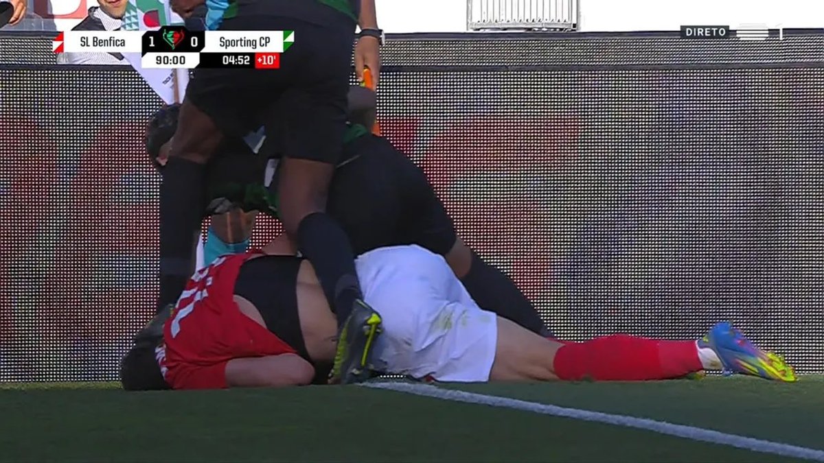 central_benfica's tweet photo. Tiago Martins, VAR de ambos os jogos, confirmou uma falta inexistente de Richard Ríos, mas no pisão de Matheus Reis ignorou completamente o lance.

A cor da camisola pesa https://t.co/Zcyj38vURp