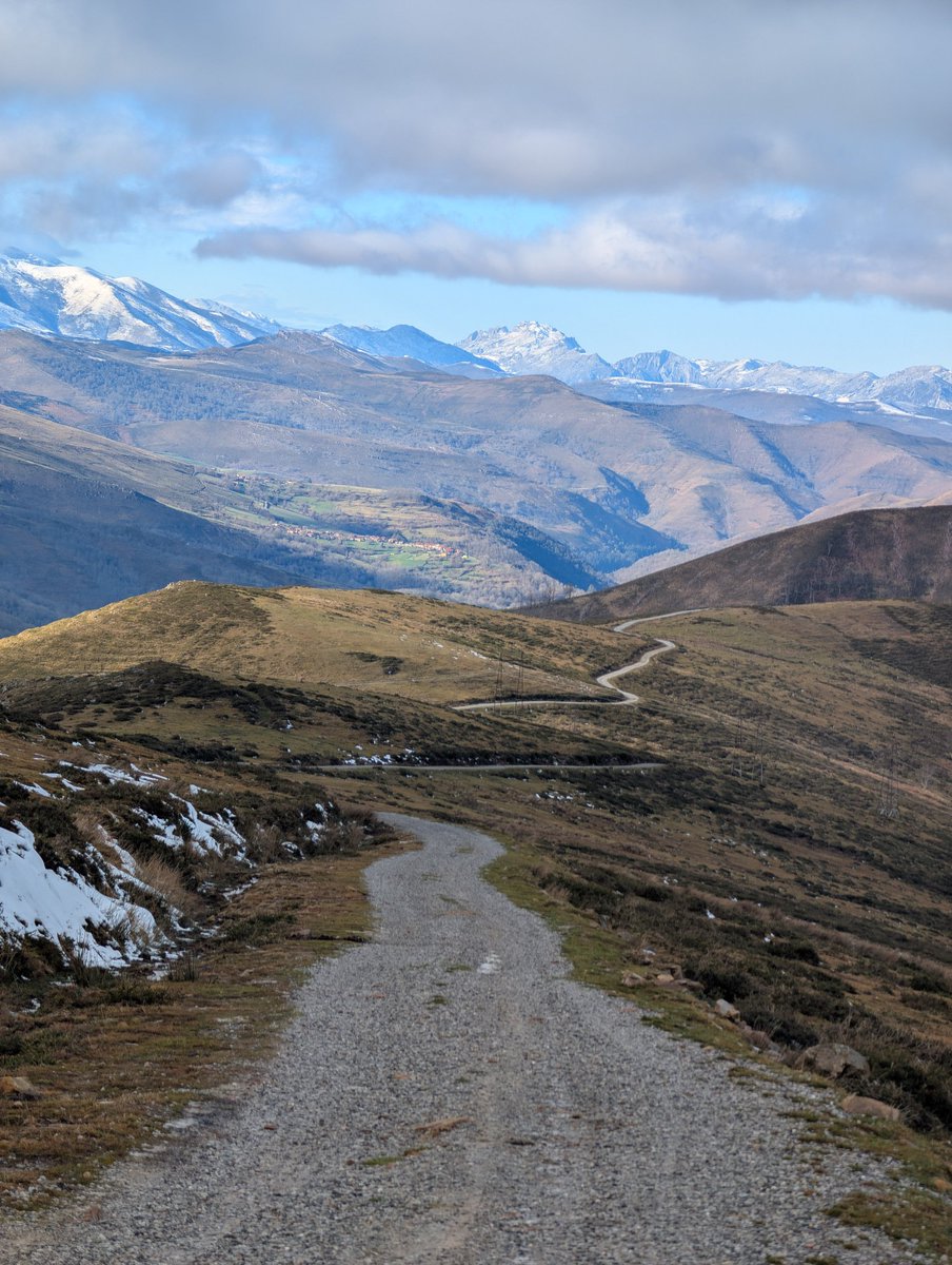 Dejo por aquí la ruta de este fin de semana con la bici de Gravel por la Tierruca para que os animáis. Todas las pistas están en perfecto estado, aunque requiere una buena forma física. Dejo las fotos en este hilo y el track aquí abajo. 👇

 strava.app.link/jN6d4tgwtZb
