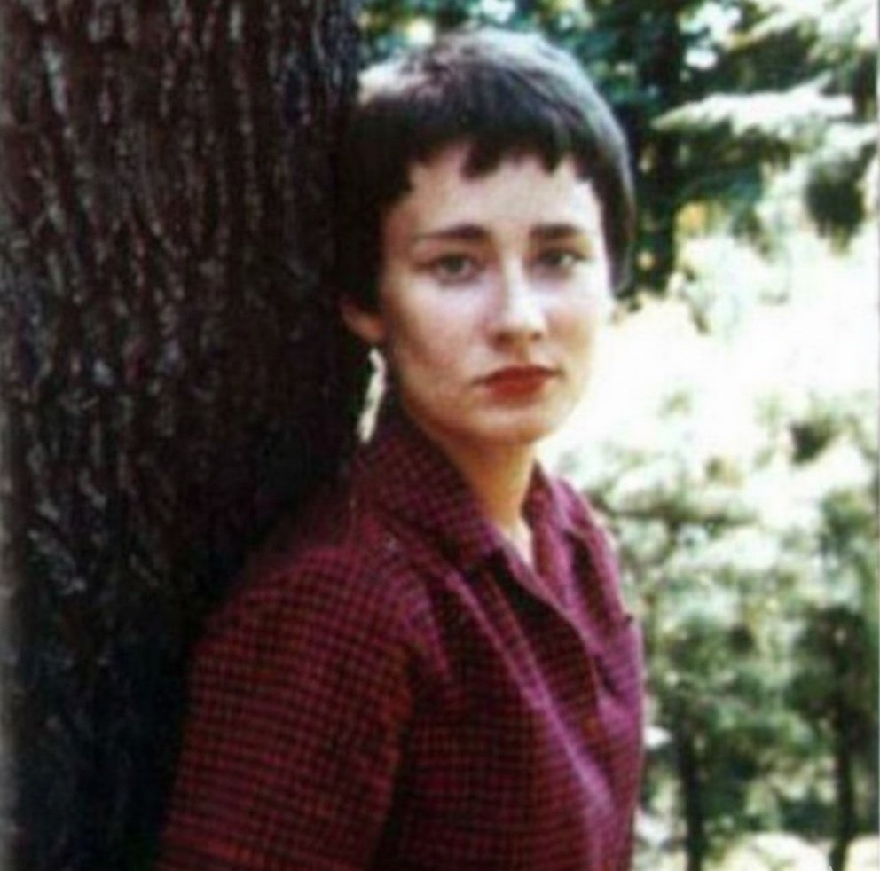 Sev, çünkü yaşam bitiyor, ölüm seni bekliyor.

 Halina Poświatowska