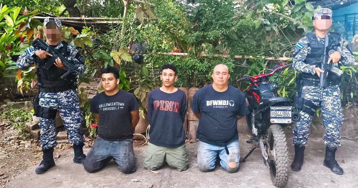 El ministro de <a href="/SeguridadSV/">Ministerio de Seguridad</a>, Gustavo <a href="/Vi11atoro/">Gustavo Villatoro 🇸🇻</a>, informó la captura de tres sujetos que integran una banda dedicada al hurto de motocicletas utilizando redes sociales para engañar a sus víctimas. 

Los delincuentes citaban a las personas en gasolineras para “probar” las motos y