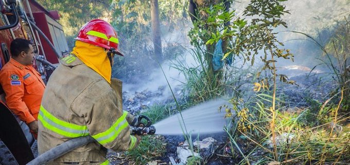 El Cuerpo de <a href="/BomberosSV/">Bomberos El Salvador 🧑‍🚒🚒🇸🇻</a> atendió una emergencia por incendio en terreno con abundante maleza seca y desechos, en puente Las Mulas, Ciudad Delgado, San Salvador Centro. 
Los expertos controlaron el siniestro, para evitar su propagación