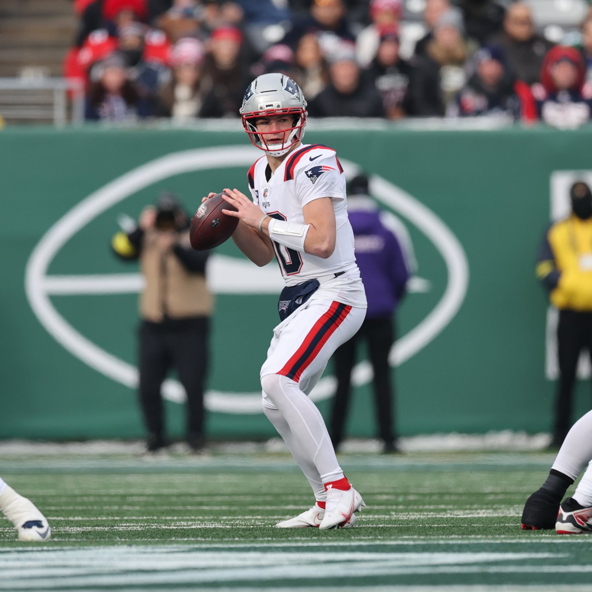 PatriotsComms's tweet photo. .@Patriots QB @DrakeMaye2 is now the first player in @NFL history to have multiple games in a season with 200+ passing yards, 2+ passing TDs and at least a 90% completion percentage.

#NEPats https://t.co/cxJFzq8dt8
