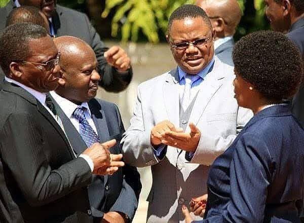 Hapa yupo  Anne Makinda akiwa Spika wa Bunge, Mizengo Pinda akiwa Waziri Mkuu, Job Ndugai akiwa Naibu Spika halafu kuna Tundu Lissu akiwa Mbunge.