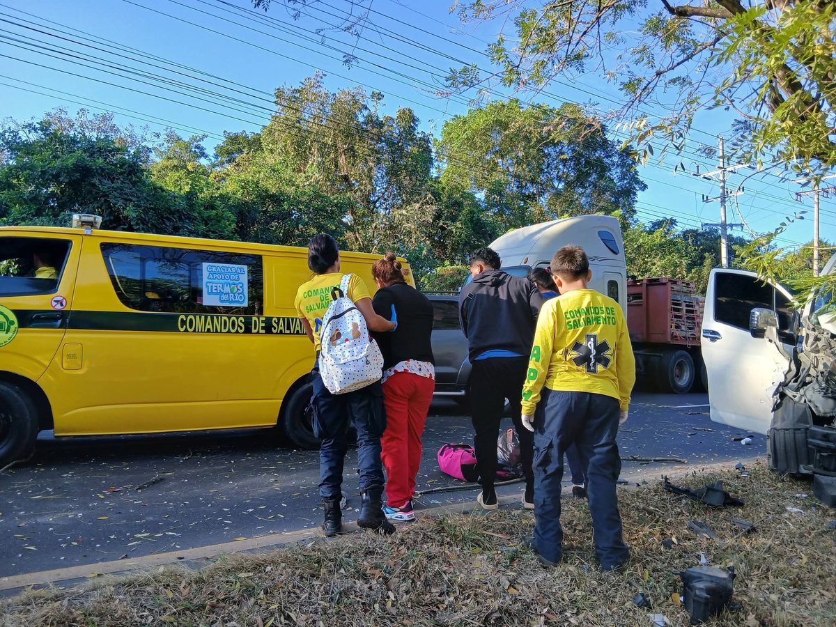 Reportan múltiple accidente entre dos pick up, dos rastras y un microbús en la carretera que de Santa Ana conduce hacia San Salvador, en la zona conocida como Ciudad Obrera, Ciudad Arce.