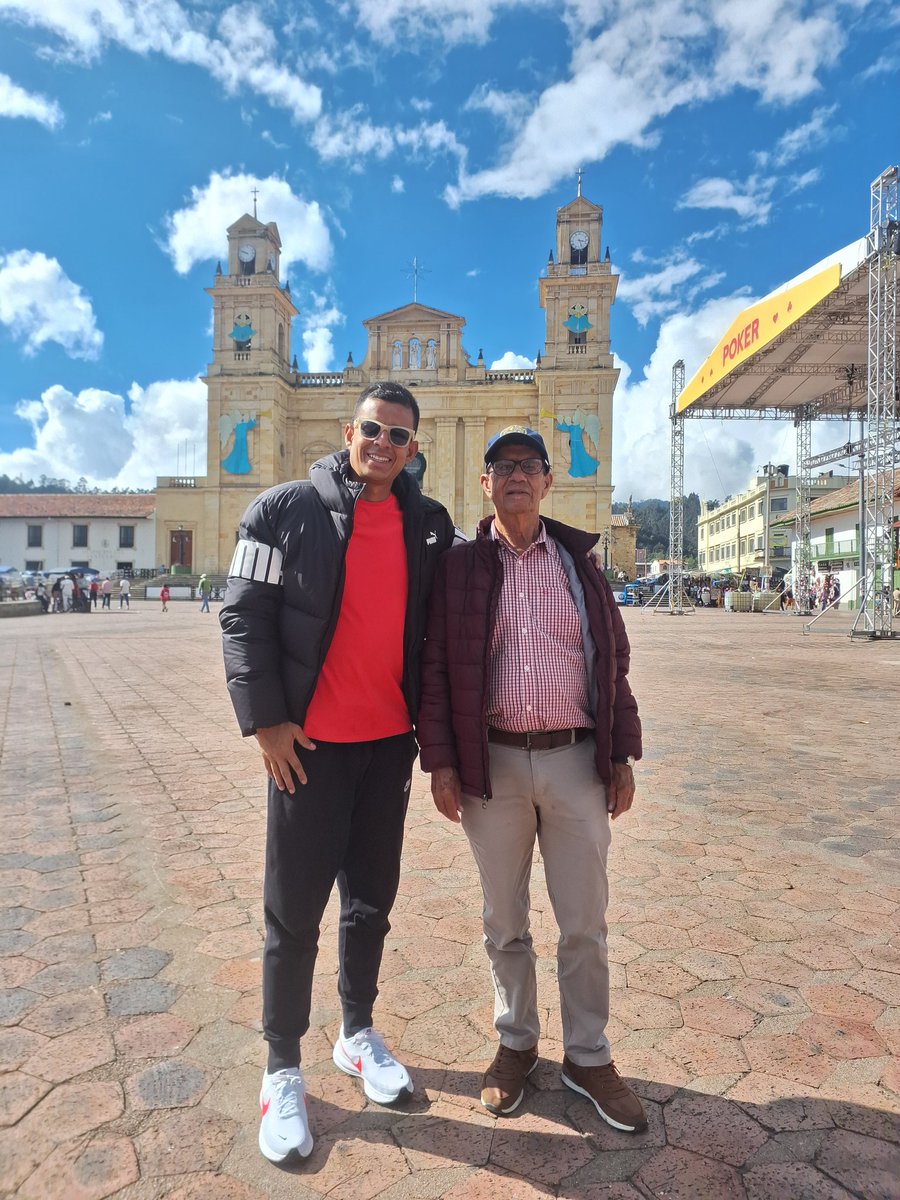 Danielozanortiz's tweet photo. ¡Felices Pascuas!
.
.
.
.
.
#familia #ortizmerchan #diciembre #pascuas #colombia https://t.co/J9sFzNYmwc