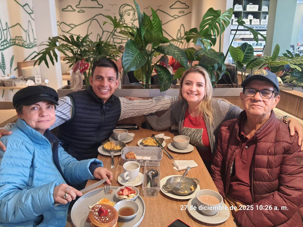 Danielozanortiz's tweet photo. ¡Felices Pascuas!
.
.
.
.
.
#familia #ortizmerchan #diciembre #pascuas #colombia https://t.co/J9sFzNYmwc