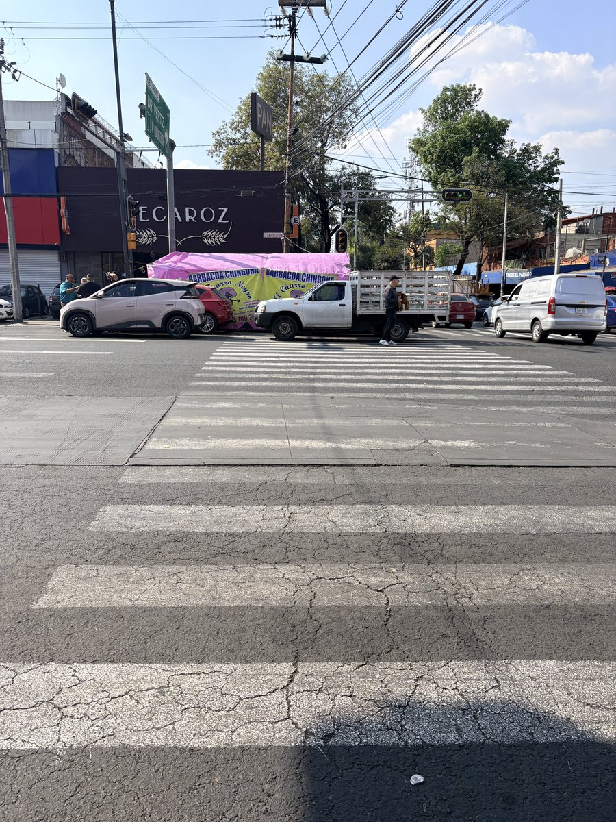 Daniel_hurtado2's tweet photo. Seguimos con el mismo problema. Las autoridades, pese a diversos reportes, no atienden. Automóviles y un puesto de comida sobre el paso peatonal en La viga y Boturini. 

Se muestra la ausencia de autoridades. 
@AlessandraRdlv 
@AlcCuauhtemocMx 
@UCS_GCDMX 
@ClaraBrugadaM https://t.co/U1nsspfmC1