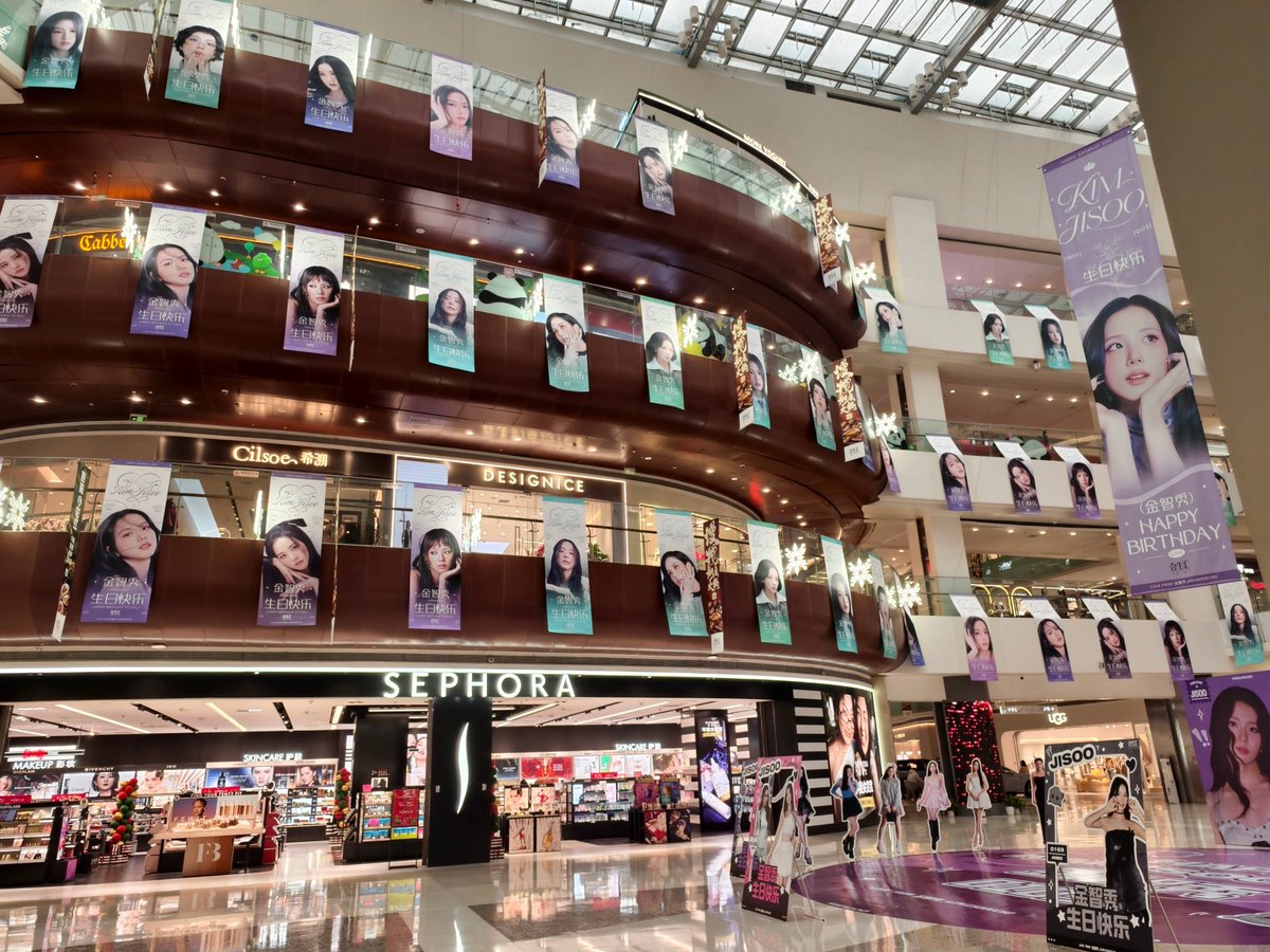 Imagine being a jisoo hater and living in China 😭