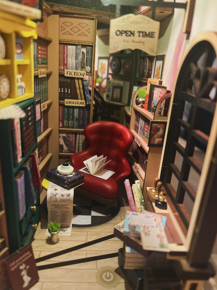 Pasito a pasito, construimos nuestra librería en miniatura. 🤎