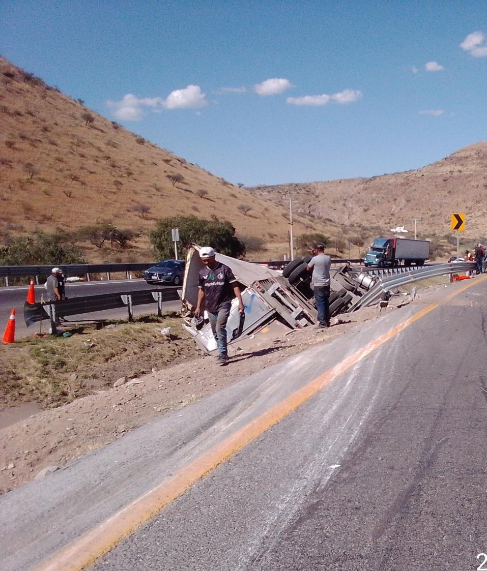AppQueretaroSLP's tweet photo. Tramo carretero: Querétaro a San Luis Potosí / Accidente: Km 151 , "Santa María del Río", S.LP. / Ambas direcciones: San Luis Potosí - Querétaro https://t.co/VrbMZDX6aE