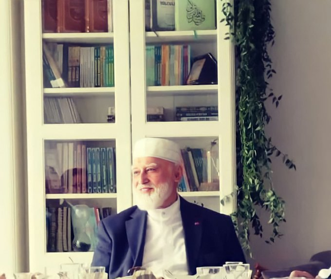 Dünyanın en mesut insanları; her istediğini, dilediği anda bulabilenler değil, Rabbini her an kalbinde bulabilen salih mü'minlerdir.

Osman Nuri Topbaş Efendi