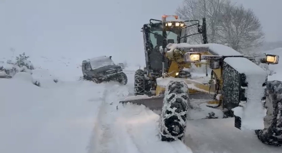 2 tane traktör kurtaramadı beni
En son sağolsun yolunu uzattı kırmadı bu kral geldi
Kar 1 metre
Şehir merkezinde araçlar zor gidiyo
Mutluyum
