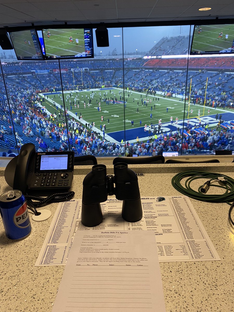 AaronMcD79's tweet photo. Rainy day here in Orchard Park for Buffalo Football🦬 #Billsmafia https://t.co/P5J3LrGv8s