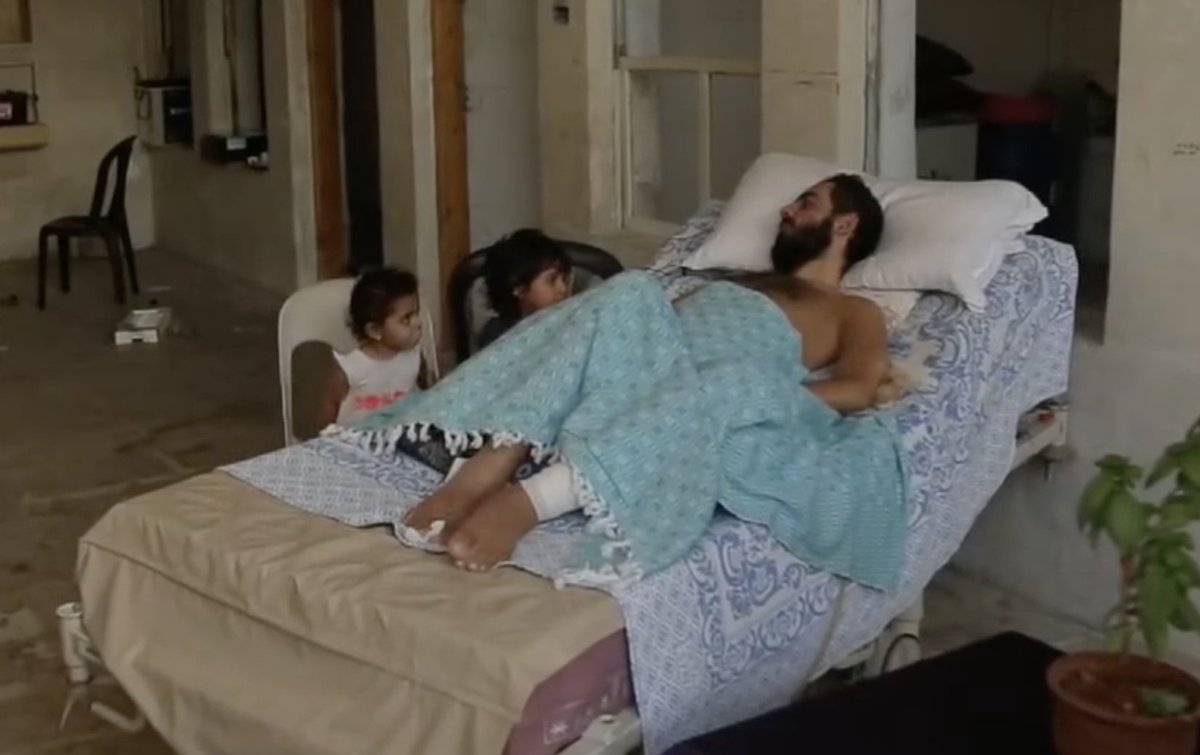 عندما يُهان الثائر ويُحسَن إلى أنصار النظام البائد

تم اعتقال الأخ أنس عتال من منزله في الدانا وتسليمه إلى الأمن في حلب، وسط ممارسات قاسية ومهينة من قبل رجال الأمن، مع أخبار عن إساءة معاملة زوجته ومنعها من لقائه والعناية به.

الأخ أنس عتال من الثوار والمقاتلين القدامى، وقد أُصيب