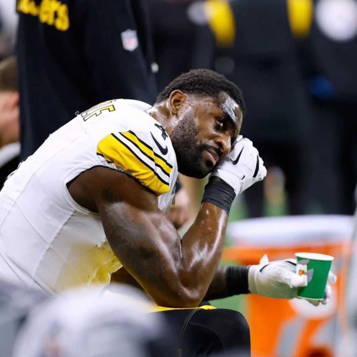 PickensBurgh's tweet image. The BAD guy: 

0 suspensions
Teammates loved him
Traded away because of “attitude issues”

The GOOD guy: 

1 suspension 
Punched a fan
Potentially made his team completely miss playoffs 

All I can say is wow man…..