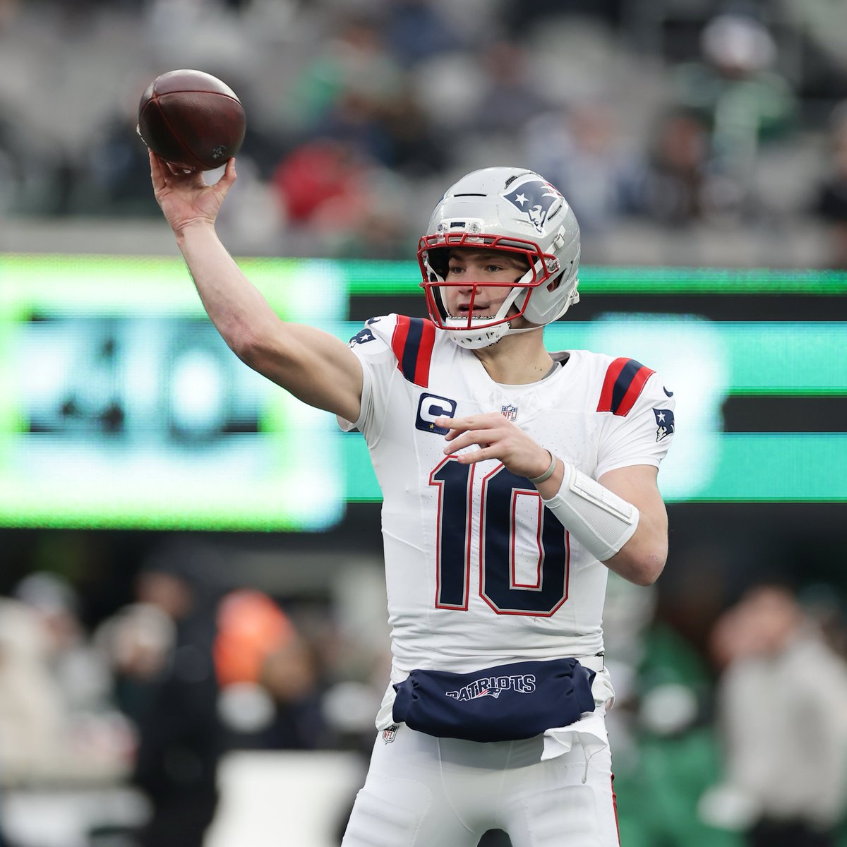 NFLPlus's tweet image. Drake Maye is the first player in NFL history to complete 90% of his passes while throwing for 250 yards and 5 TDs in a single game 🤯

@Patriots | #NEPats