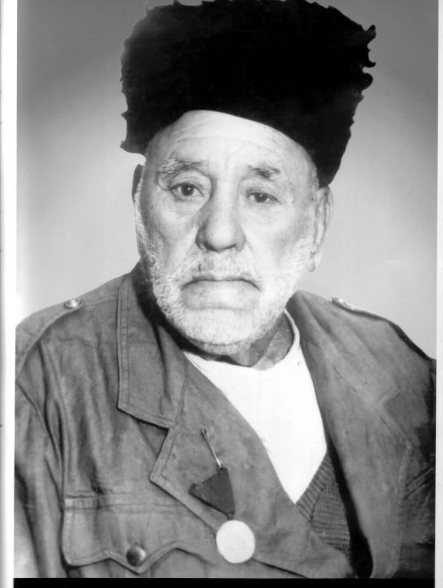 Mustafa Kemal Atatürk diyor ki:
“Bu adama teğmenlik verin.”
Şimdi düşünün…
Bugün teğmen olmak için kaç sınav, kaç mülakat?
İbo Osman’da sınav şu:
— “Tank durdurabiliyor musun?”
— “Durduruyorum Paşam.”
— “Tamam, teğmensin.”
Yetmiyor.
Dumlupınar’da savaşıyor.
Anafartalar’da