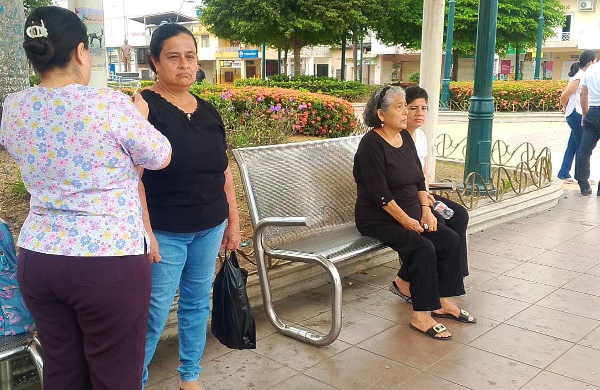 Salud_Loja's tweet photo. #Machala | Personal de salud de las unidades operativas El Cambio y Amazonas mantuvieron puntos fijos de atención en el Terminal Terrestre y en el parque central de la parroquia El Cambio, facilitando el acceso a los servicios de vacunación 💉.

#MSPEnTerritorio https://t.co/wPgJif40I1