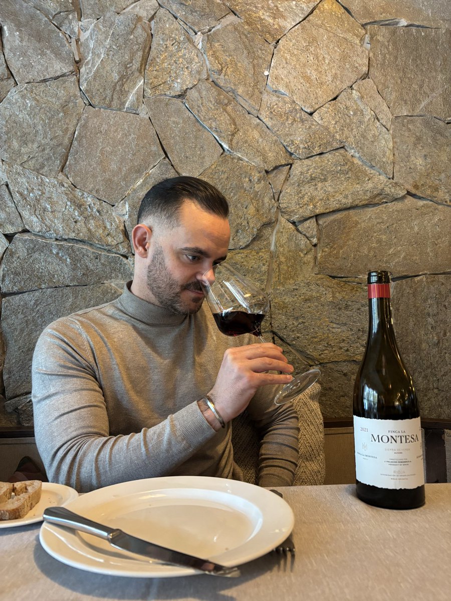La Montesa 2021, una garnacha jugosa y pura de la Rioja Oriental, elaborada con la bodega familiar de Àlvaro Palacios.

.

#palaciosremondolamontesa #riojaoriental #garnachalovers #carbonnegro #sommlife