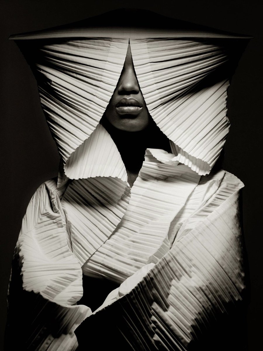 thejpgvibe's tweet photo. issey miyake. 1989. 📸 albert watson. https://t.co/R6WPOeTyDP