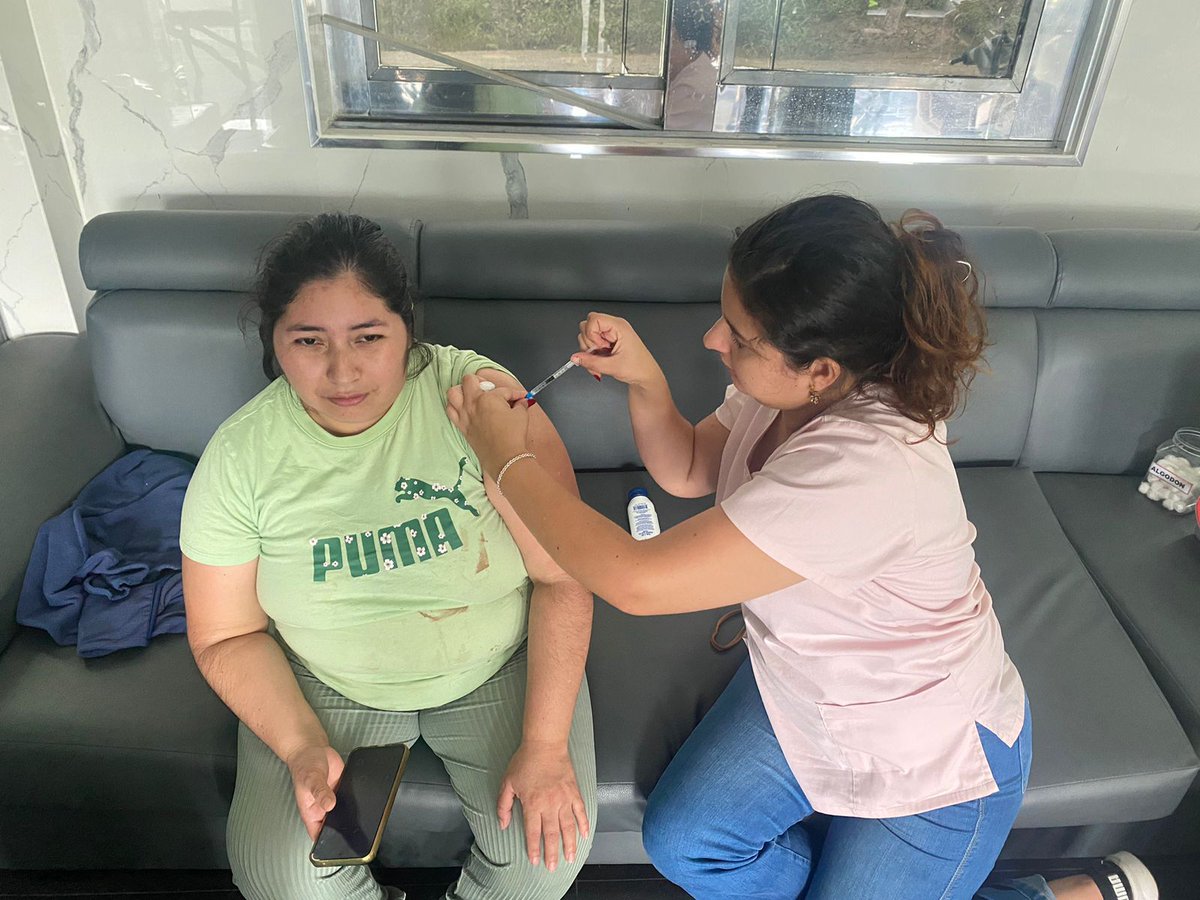 Salud_Loja's tweet photo. Como parte del #Vacunatón contra la #Influenza, el Distrito 07D01, junto al Centro de Salud Uzhcurrumi, desarrolla jornadas de vacunación en los sectores Limón, Chiche y La Unión.

#MSPEnTerritorio
#ElNuevoEcuador https://t.co/kqSYEkwL3t
