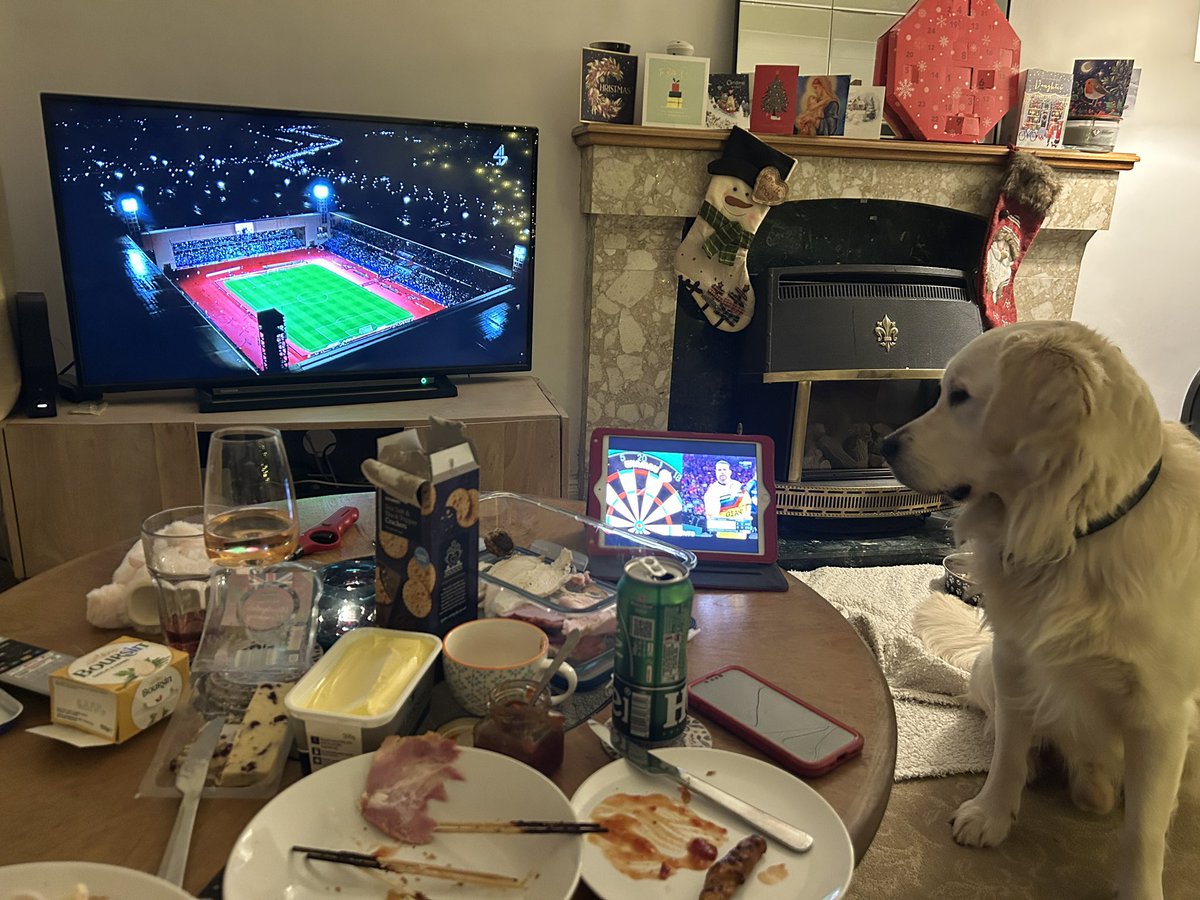 karibraders's tweet image. Football, darts, picky tea, dog sitting and managerless vale. Happy 😄