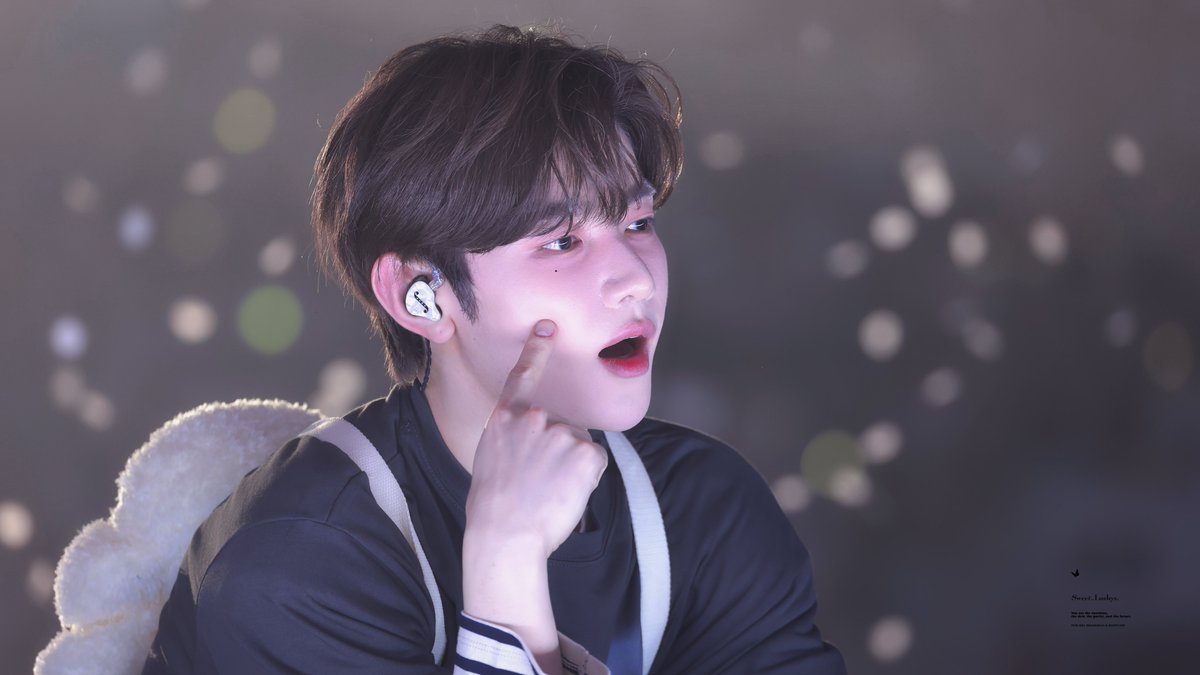 HOW CAN SOMEONE BE THIS PRETTY