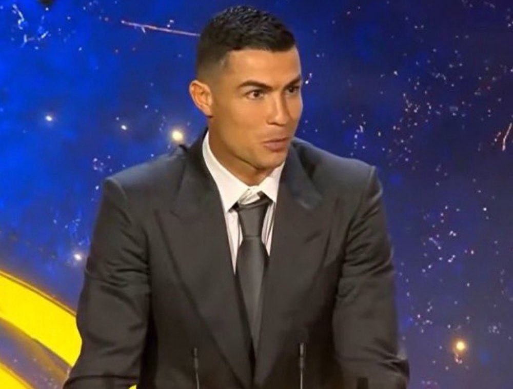 Cristiano Ronaldo promete chegar aos 1.000 gols na carreira ⚽🔥
O craque do Al-Nassr disse: “Se não houver lesões, vou conseguir”.

Ele venceu o Globe Soccer Awards, neste domingo, de melhor atleta no Oriente Médio.

#CristianoRonaldo #CR7 #AlNassr #LigaSaudita #Futebol