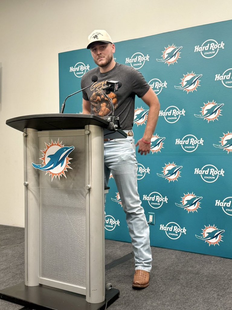 Quinn final stat line: 

14/22 179yds 2TDs 1 rec 0 int 0 fbls

And a first career W