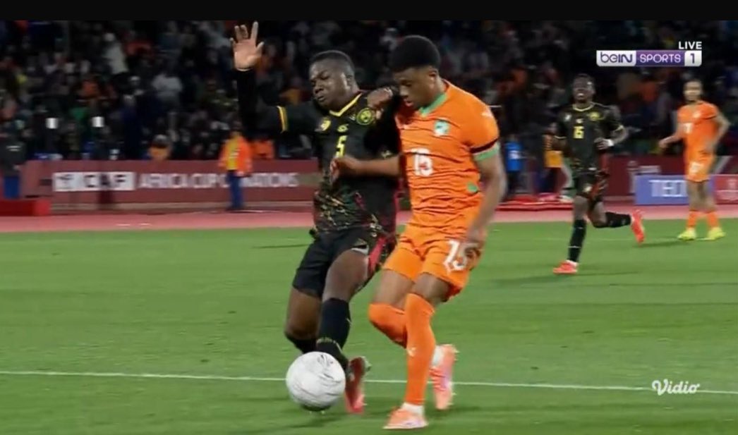 AllezLesLions's tweet image. 📸 On vous a prévenus avec l’affaire ci. 🤷‍♂️🇨🇲

Quand Nouhou Tolo est là, arrêt des travaux ! ❌