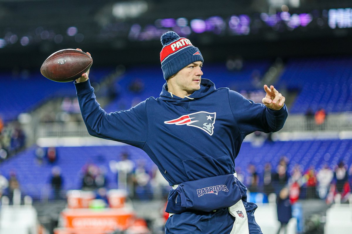 Drake Maye is the first quarterback in NFL history with a

90% completion percentage 
250 yards 
5 TD.