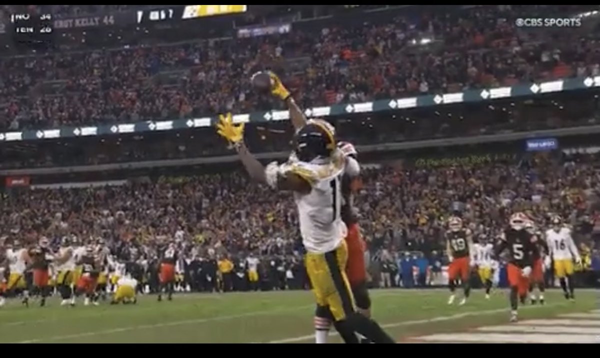 brmathews's tweet photo. @B_Marinacci @d_holez @saywhatranone @Benstonium Next frame.  Touching the ball. https://t.co/Nucxu5PNZs
