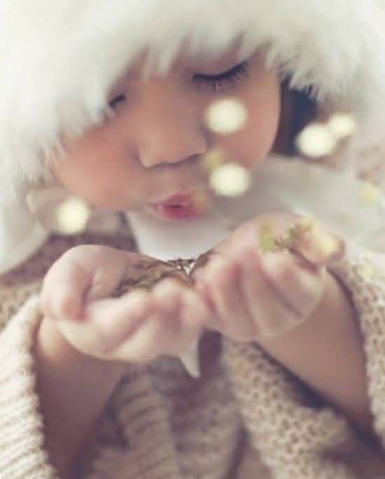 #ScrivoDiStelle
Di incanto
si viveva nella luce dei suoi occhi,
sulla sua pelle liscia
le sue mani scivolavano come gocce di pioggia,
silenziosa lungo i vetri.
Di incanto leggevi le parole 
che vivevano d'amore 
tra il cuore e la pelle..