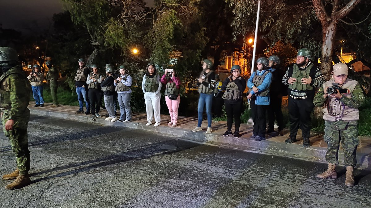 MasPeriodismo_'s tweet photo. 🛡️ @MasPeriodismo_ participó en el taller “Seguridad en el trabajo periodístico”, organizado por el @ConsejoComEc, con apoyo de la @utpl, el Mecanismo de Prevención y el @EjercitoECU

📍 Durante 2 días se abordaron temas clave: 👇 https://t.co/NIkLKN681A