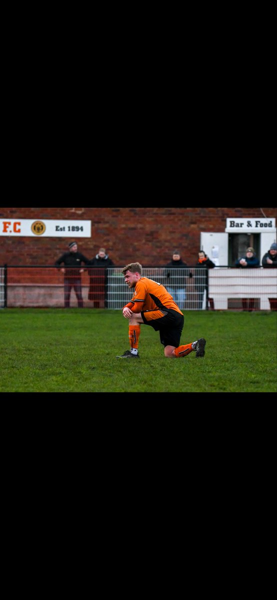 Chadcarter085's tweet photo. Some year it’s been new club fantastic fan base and enjoying what I’m doing 🧡merry Christmas and a happy new year people 🎄🧡 https://t.co/P04Y9s90mZ