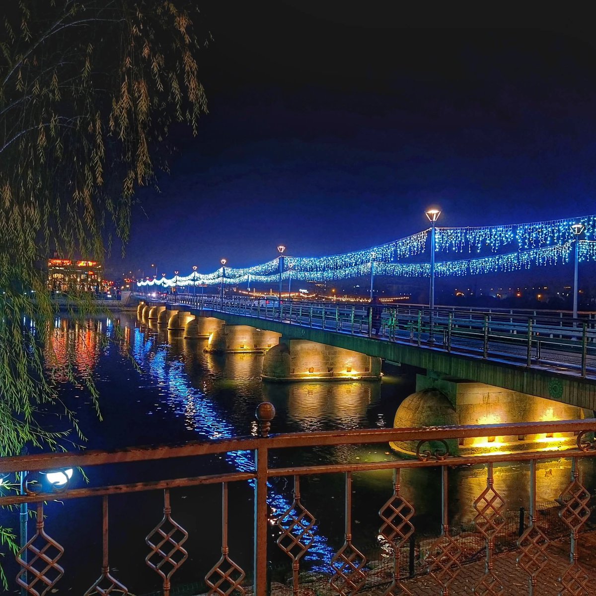 Kimbilir.!
Belki de senin en güzel rızkın kalbinin yumuşaklığıdır.
Kaybetme onu.!!