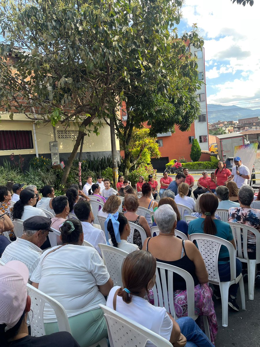 #Medellin Donde nace la comunidad, ahí late el corazón de los líderes sociales #Gratitud #L11 <a href="/santimontoyaSab/">Santi Montoya</a> #L111 <a href="/camilogomezmo/">Camilo Gómez</a> sin pausa !!!@braulioEMarquez