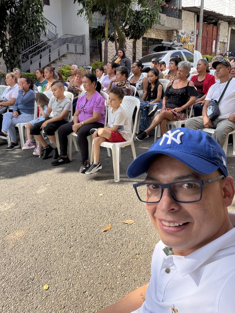JgvelezM's tweet photo. #Medellin Donde nace la comunidad, ahí late el corazón de los líderes sociales #Gratitud #L11 @santimontoyaSab #L111 @camilogomezmo sin pausa !!!@braulioEMarquez https://t.co/UMGHCLNtcA