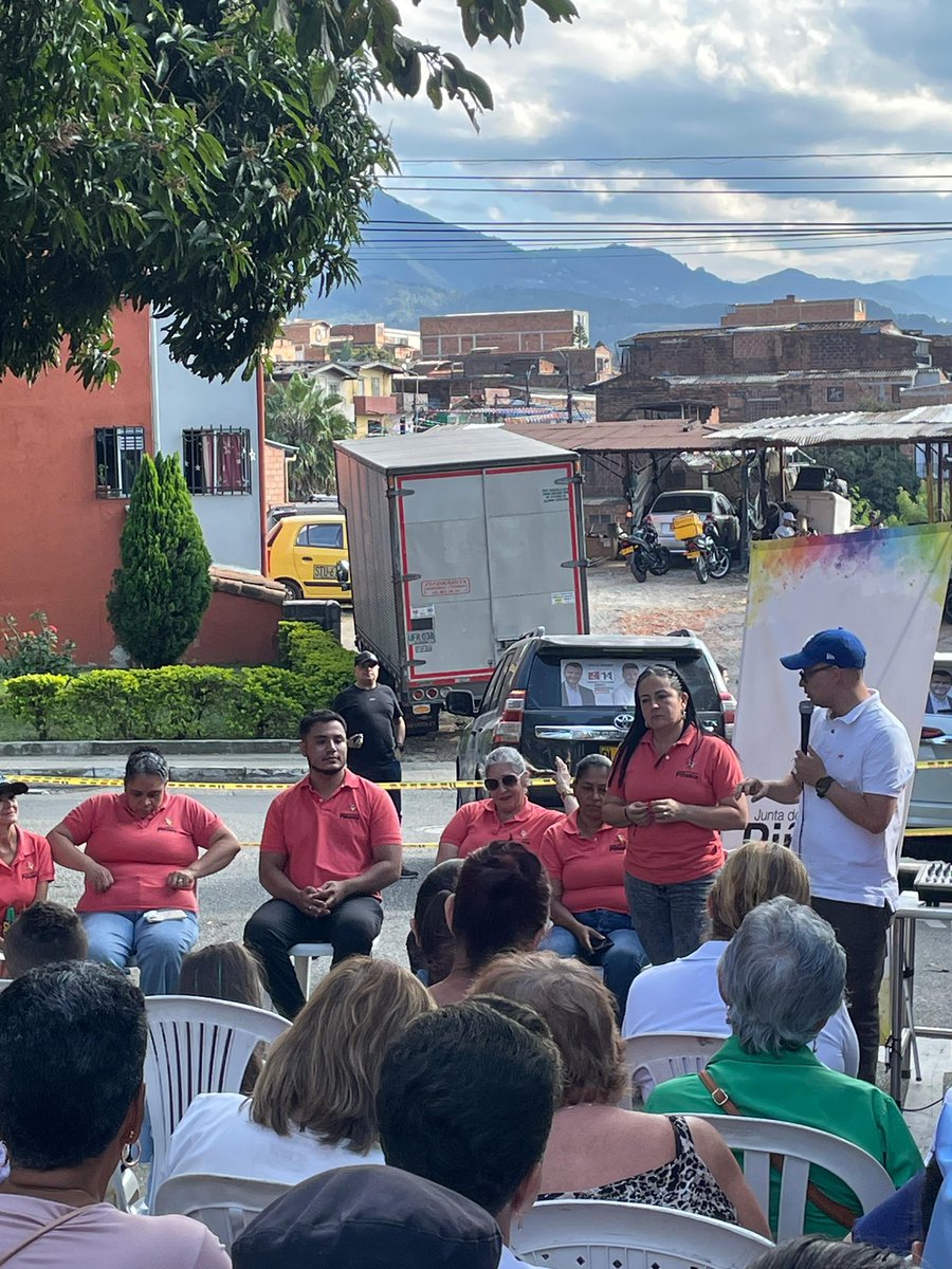 JgvelezM's tweet photo. #Medellin Donde nace la comunidad, ahí late el corazón de los líderes sociales #Gratitud #L11 @santimontoyaSab #L111 @camilogomezmo sin pausa !!!@braulioEMarquez https://t.co/UMGHCLNtcA
