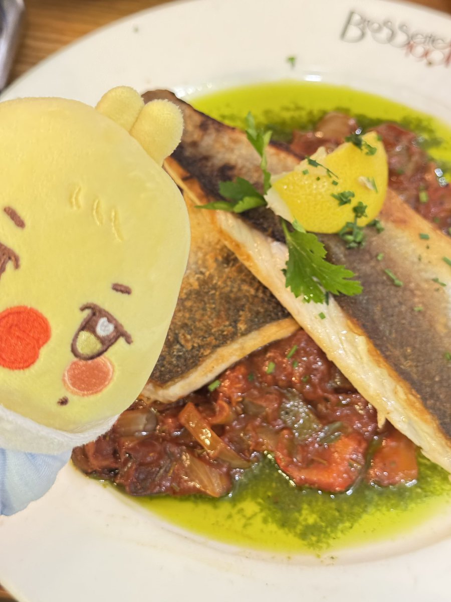 mingimangimong's tweet photo. #BBOTD
bbyongming met new friends in paris and food he cannot eat <3 https://t.co/TNvgEEE5Eb