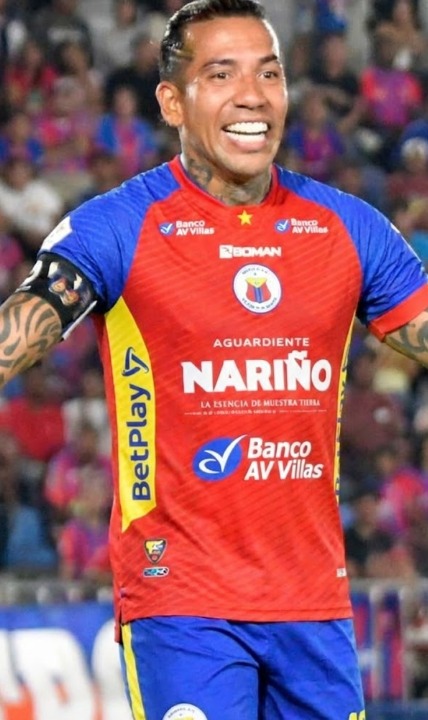 El delantero Dayro Moreno de 40 años llega al <a href="/DeporPasto/">Deportivo Pasto</a> para reforzar la ofensiva tricolor. El objetivo del goleador histórico del FPC es alcanzar los 400 goles, le restan 27 tantos para lograr esa meta, que espera convertirlos en la temporada 2026 en la escuadra volcánica 👏🏼👏🏼