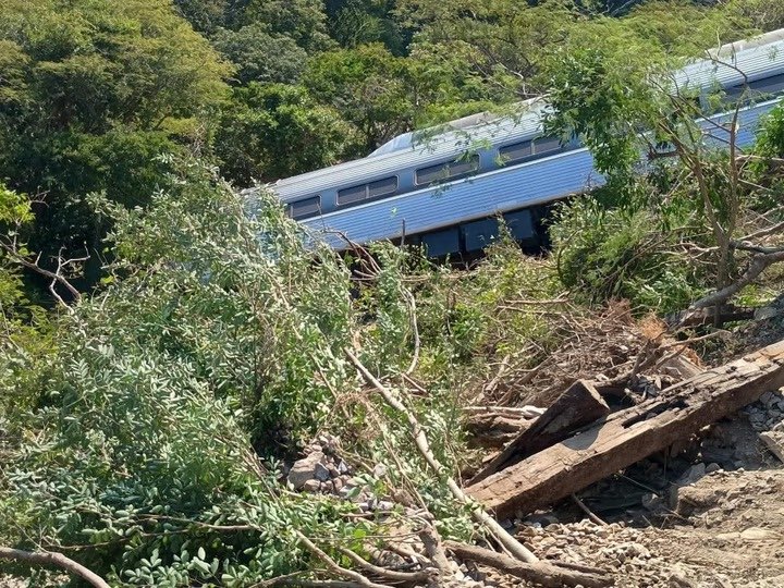 alitomorenoc's tweet image. Se descarrila el Tren Interoceánico en Nizanda, Oaxaca, esa “obra insignia” del impresentable narcopresidente @lopezobrador_, a la que le metieron miles de millones.

¡Pusieron en riesgo la vida de 250 personas por culpa de un gobierno inepto, bruto y criminalmente irresponsable!…
