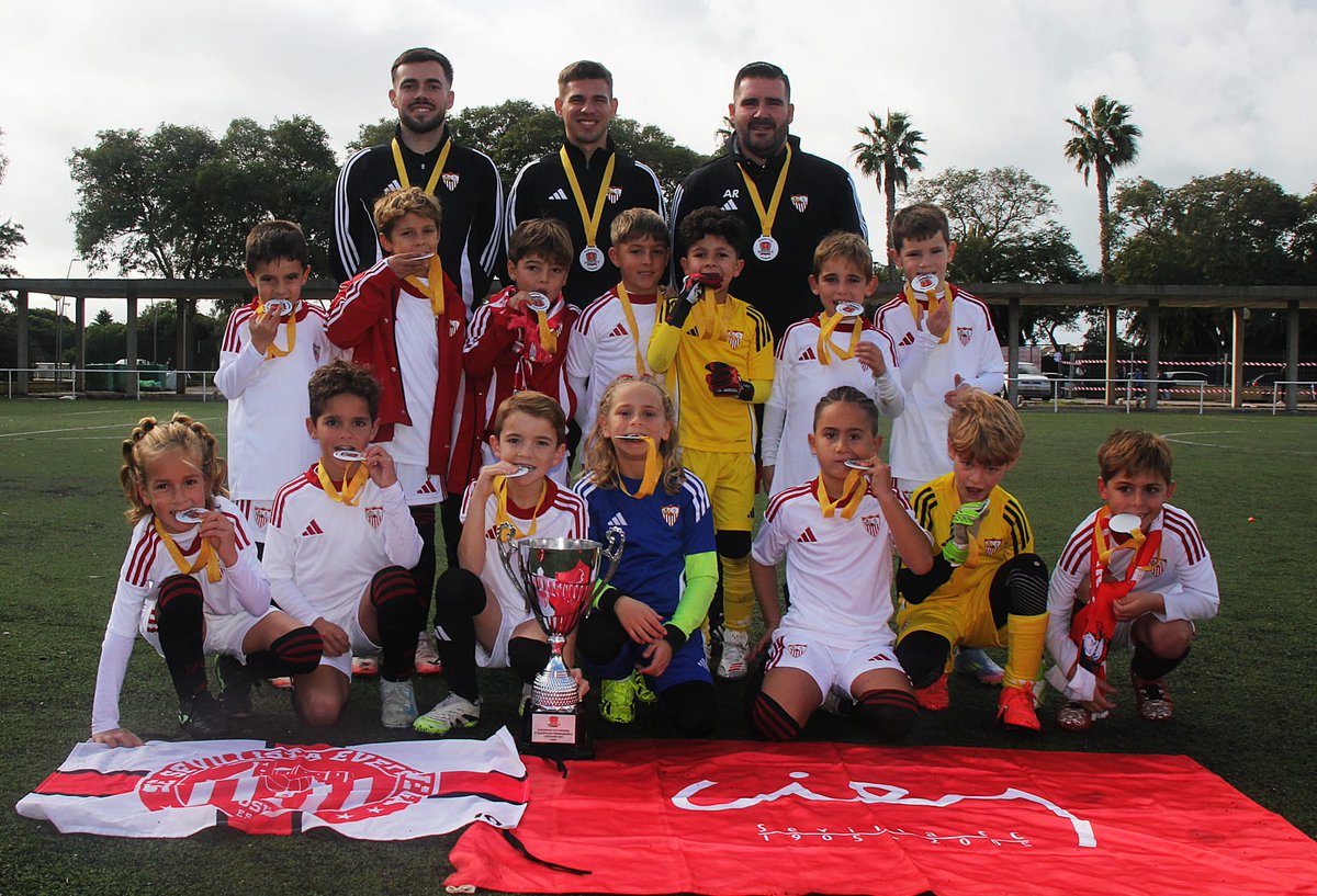 TORNEO | El #SevillaFCPrebenjB se trae para casa la Rosport Cup de Costa Ballena.

¡Enhorabuena, campeones! 💪🏆🎖

#CanteraSevillaFC ⚪️🔴