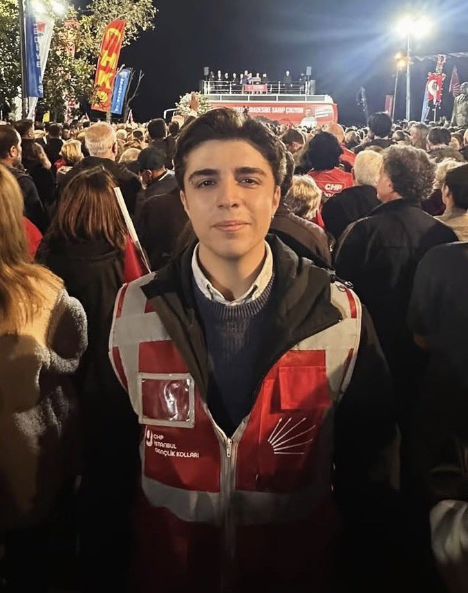 Bugün Bilge Kağan slogan attı diye TUTUKLANDI! 

O sırada ona ve diğer muhaliflere yer açmak salınan suçlu 50 bin kişiden biri gencecik bir kadını KATLETTİ!