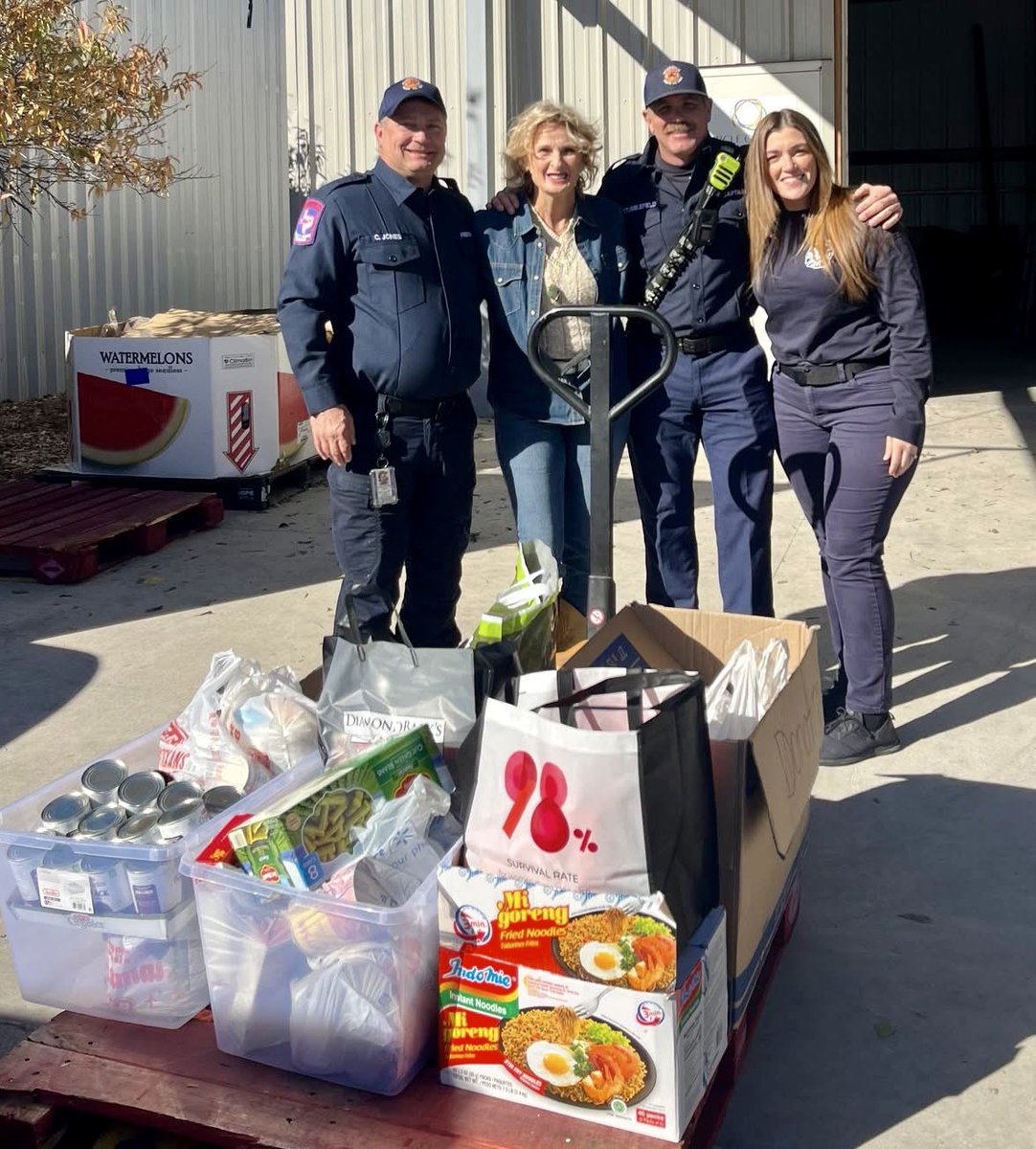 circleofhopecc's tweet photo. We are thankful to the Pflugerville Fire Department for collecting 240 pounds through their food drive and coming by Circle of Hope Community Center to drop off this generous donation of food in person. Thank you for your partnership to help us feed thousand of families in need! https://t.co/X1utRdnCcv
