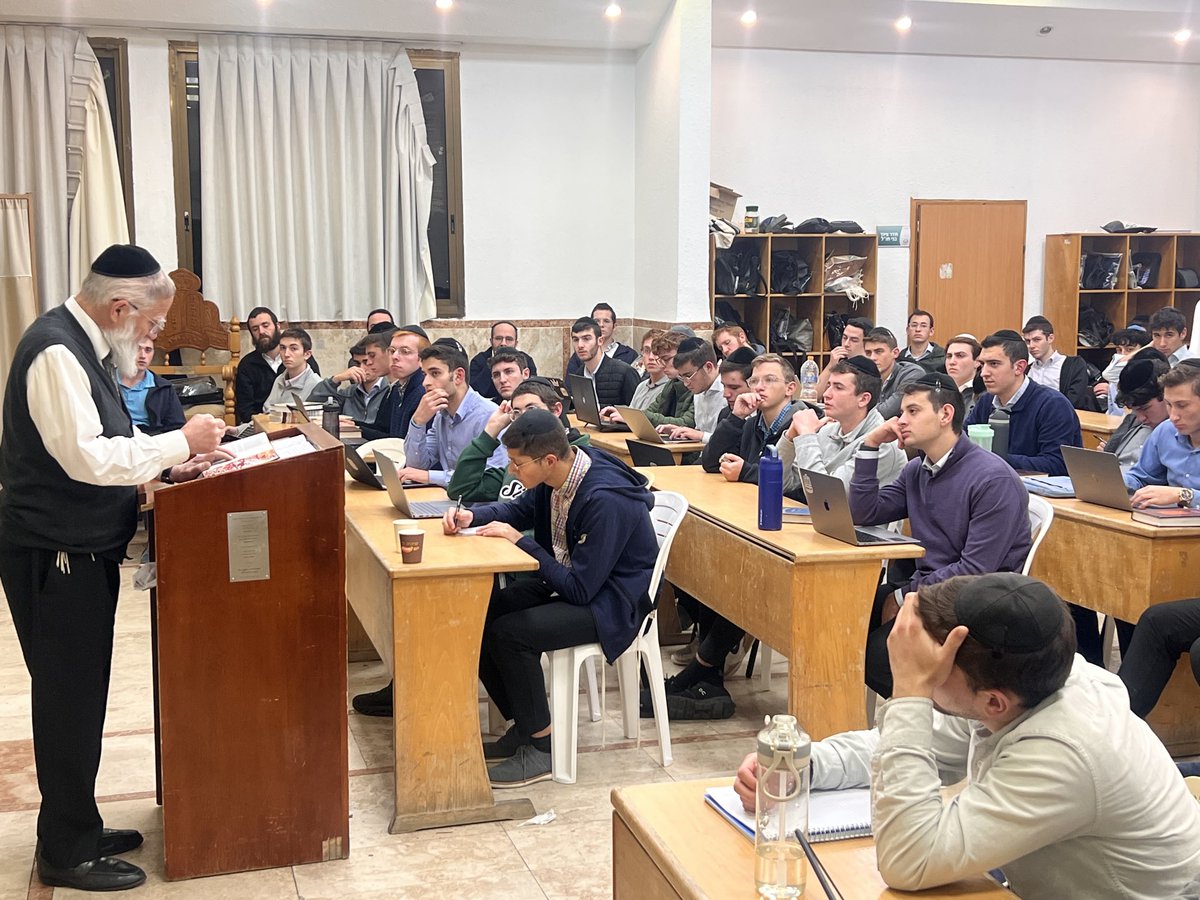 Tonight we had the special Zchut to welcome HaRav Neuberger, Rosh Yeshiva of YU, and Mara Daasra of Beth Abraham! #Shaalvim5786