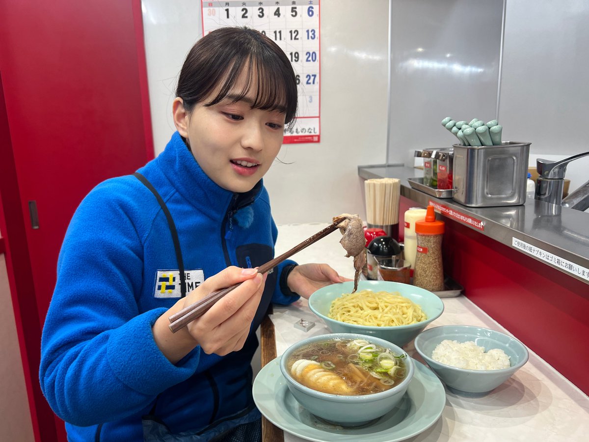 shinorinatbs's tweet photo. 早朝グルメ☀️
川崎市中原区・元住吉駅近く
なぎちゃんラーメンへ！
24時間営業。
もり中華(並)🍜
豚の旨みたっぷりの塩気あるあたたかいスープ。ほろほろチャーシューやネギ、もやしなど具材どっさり！平打ちの麺をくぐらせてツルツルと喉越し抜群。
無料のご飯もつき大満足🍚
#thetime_tbs https://t.co/VLo27Y2c2f