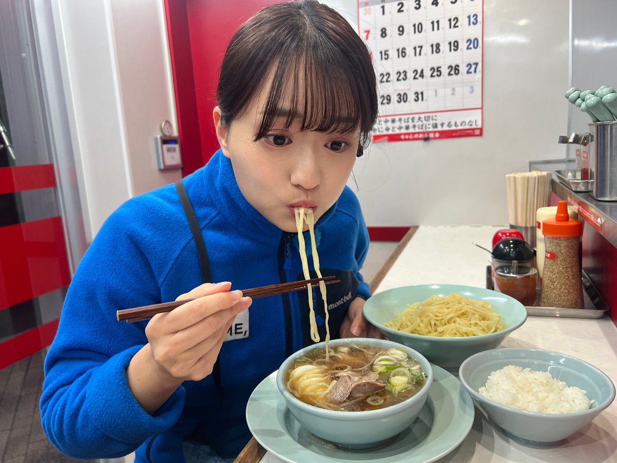 shinorinatbs's tweet photo. 早朝グルメ☀️
川崎市中原区・元住吉駅近く
なぎちゃんラーメンへ！
24時間営業。
もり中華(並)🍜
豚の旨みたっぷりの塩気あるあたたかいスープ。ほろほろチャーシューやネギ、もやしなど具材どっさり！平打ちの麺をくぐらせてツルツルと喉越し抜群。
無料のご飯もつき大満足🍚
#thetime_tbs https://t.co/VLo27Y2c2f